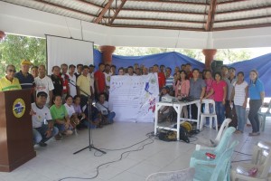 "Picture! Picture!" -- group photo with the participants and tarpaulin.  
