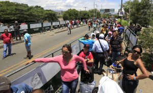 Venezuelans wait in line to cross the border into Venezuela, near Villa del Rosario village, Colombia, August 25, 2015. The ongoing crisis on the border between Colombia and Venezuela should not be used for political point-scoring by leaders in either country ahead of elections in coming months, the Colombian government said on Tuesday. REUTERS/Jose Miguel Gomez