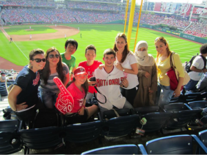 Con los estudiantes de inglés en un partido de beisbol durante el verano pasado (Nationals Game).